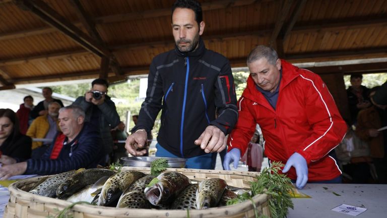 Pesaje y clasificaci�n en el concurso de pesca de la �ltima edici�n