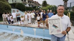 Los vecinos de la urbanizaci&oacute;n Cami&ntilde;o Real de Sigr&aacute;s posan ante la piscina que el Concello de Cambre va a tapiar.