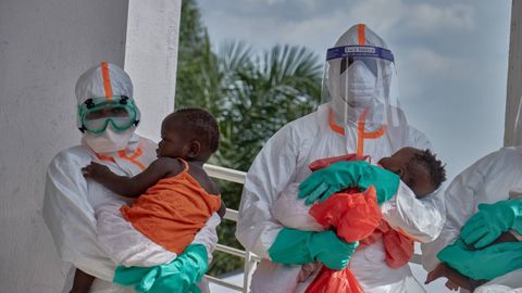 Miembros de equipos especializados realizan pruebas de contagio a la poblaci�n. La infancia tiene el doble de probabilidades de fallecer debido al r�pido empeoramiento de la enfermedad.