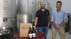 Ant�n y Alberto en la bodega donde ellos mismos producen el vino, en Adega de Cabanas