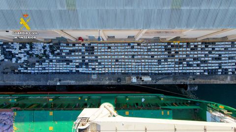 A vista de dron. Los 1.279 fardos que transportaba el Arconian suponen la mayor cantidad de coca&iacute;na decomisada en la historia de la lucha contra el narcotr&aacute;fico. 