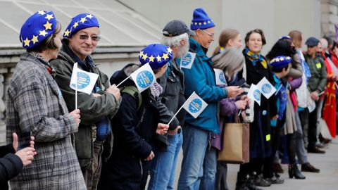 Britnicos partidarios de la UE formaron una cadena humana frente a la residente de May