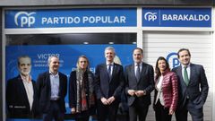 Rueda, junto a Carlos Iturgaiz, esta ma�ana en la sede del PP de Baracaldo.