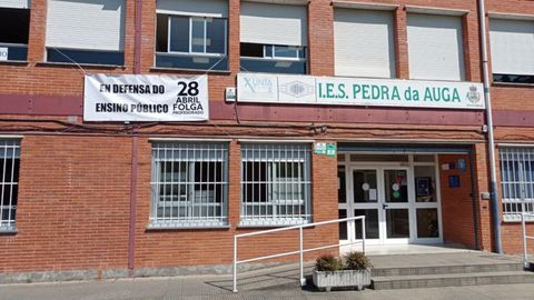 Fachada del IES Pedra da Auga con una pancarta por la huelga de ense&ntilde;anza del 2026.