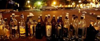 Imagen de archivo de los restos de envases de bebidas acumulados en uno de los botellones en los jardines de M�ndez N��ez.