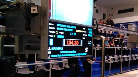 La rula de Avil�s, durante la subasta del primer bonito de la costera