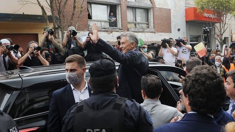 El expresidente argentino Mauricio Macri (2015-2019) se despide al salir de juzgado donde declar sobre presunto espionaje durante su Gobierno, hoy en Buenos Aires (Argentina) 3 noviembre
