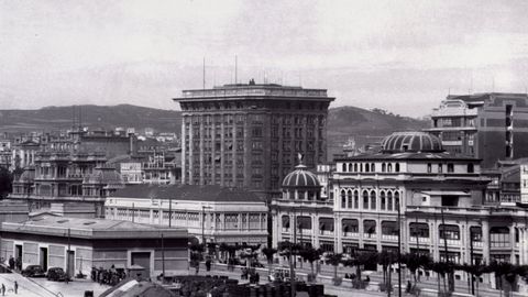 Retrospectiva del�edificio del Banco Pastor (que fue inaugurado el 8 de noviembre de 1925), estaci�n mar�tima, antiguo Hotel Atl�ntico y Kiosco Alfonso