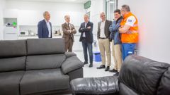 El conselleiro de Sanidade y el gerente del �rea, este martes, en las instalaciones de la base del 061 de Pontevedra, reformadas recientemente