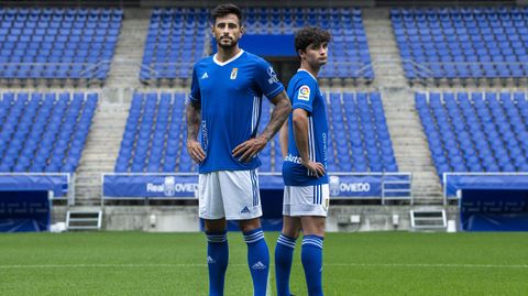 David Costas y Javi Mier posan con la nueva camiseta