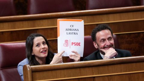 Ins Arrimadas muevas un folio en el que se lee CV de Adriana Lastra