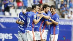 Los jugadores del Oviedo celebran un tanto