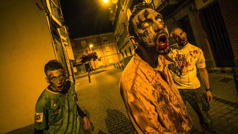 <span lang= gl >Imaxe de tres actores caracterizados nunha das m�is de 600 experiencias Survival Zombie feitas ata hoxe ao longo de Espa�a</span>