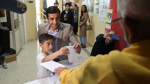 Rey Varela votando con su hijo