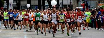 La espectacular salida de los corredores adultos fue seguida por numeroso p�blico, que pudo disfrutar de una intensa jornada dedicada al deporte.