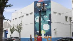 As� loc�a onte pola tarde o mural que Rakele Cavallo est� pintando na vella f�brica de Calvo 