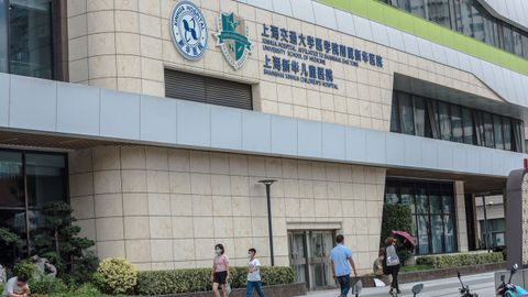 Imagen del hospital Xinhua, afiliado a la Facultad de Medicina de la Universidad Jiao Tong de Shangai, donde se realiz� la intervenci�n a la ni�a