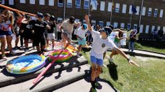 Alumnos, profesores y padres utilizaron material acu�tico en su protesta para reclamar fondos para el ciclo medio de Gu�a no Medio Natural.