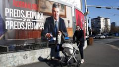 Cartel electoral del presidente Zoran Milanovic en una calle de Zagreb.