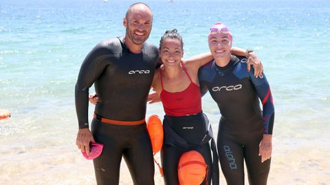 Llegada de participantes en la traves�a a nado  Arousaman que nadan por el da�o cerebral adquirido DCA