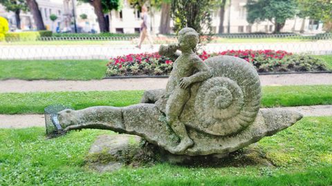 Jos� Luis Medina esculpi� un ser imaginario del bosque montado en un caracol.