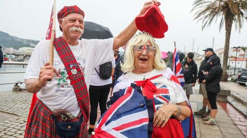 Participantes en la Batalla de Bri�n, caracterizados como ingleses, preparados para embarcar en el muelle de Curuxeiras.