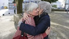 Elba Veleiro (izquierda) puede ser la alcaldesa de Vilalba, el concello natal de Fraga, despu�s de 40 a�os de gobiernos de derechas. En la imagen, saluda a la viuda del fundador de la agrupaci�n socialista de la localidad 