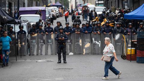 La Polic�a Nacional Bolivariana custodia una calle durante una manifestaci�n el pasado martes en Caracas.