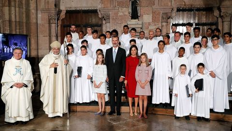  Los reyes Felipe y Letizia, la princesa Leonor (i) y la infanta Sofa (d) posan en la Baslica de Covadonga tras una misa solemne oficiada por el arzobispo de Oviedo para conmemorar el primer Centenario de la Coronacin de la Virgen de Covadonga