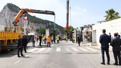 Gr�as y maquinaria durante el acto de este mi�rcoles de demolici�n de la Verja de la L�nea de la Concepci�n en C�diz, Andaluc�a (Espa�a).