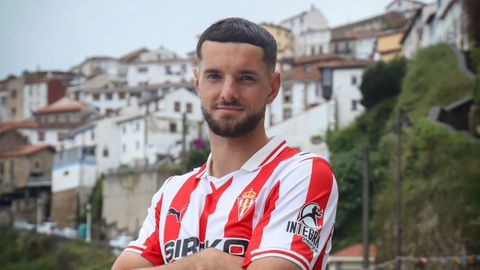 Justin Smith en el pueblo de Lastres