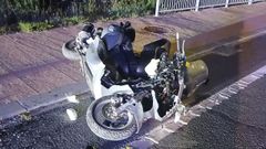 Estado en el que qued� la moto tras el accidente en Paderne de Allariz.