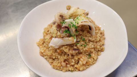 El emplatado se realiza con el calamar sobre el arroz meloso, elaborado con un caldo suave hecho con carcasas de pollo en vez de pescado para no alterar el sabor del cefalpodo, que tambin est en el sofrito