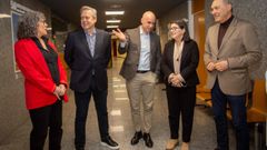 El conselleiro de Sanidade, Antonio G�mez, y el gerente del �rea, Jos� Flores, este viernes en Montecelo, con Paca Luengo y Carmen L�pez, presidenta y directora de Fegerec