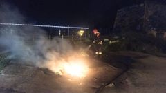Imagen del operativo de extinci�n activado la pasada madrugada en Noia para sofocar el incendio en los contenedores del paseo mar�timo.