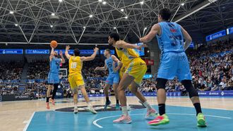 Mavra (al fondo), intentando lanzar un pase a un compaero en el partido de este sbado