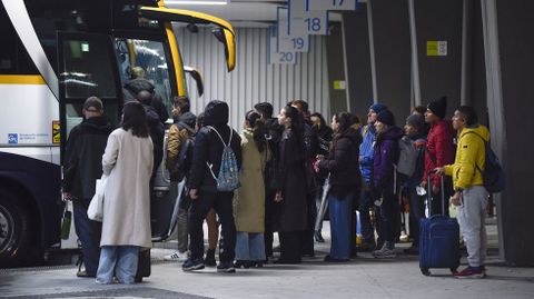 Usuarios del autob�s esta ma�ana de viernes en la estaci�n de Pontevedra.