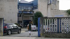 Entrada al instituto ourensano en el que se desplom� la pared.