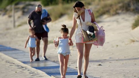 Irene Rosales y Kiko Rivera junto a sus hijas en las playas de Cdiz el pasado mes de mayo