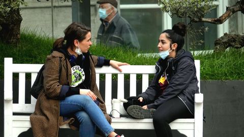 Primer da sin mascarillas en la calle en Vigo