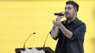 El cantante Beret durante su actuaci�n en la vigilia.