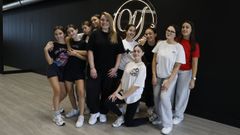 Yuri Gmez, en el centro, con un grupo de alumnas de su nuevo centro Only You