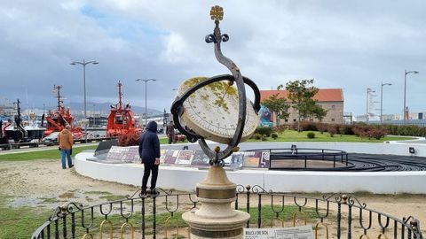 Reloj solar ecuatorial situado en el muelle de trasatlnticos, cerca de la drsena que da al Berbs