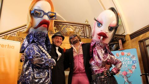 Las Sardina del Antroxu gijon�s 2018, su madre -a la izquierda- y sendos acompa�antes