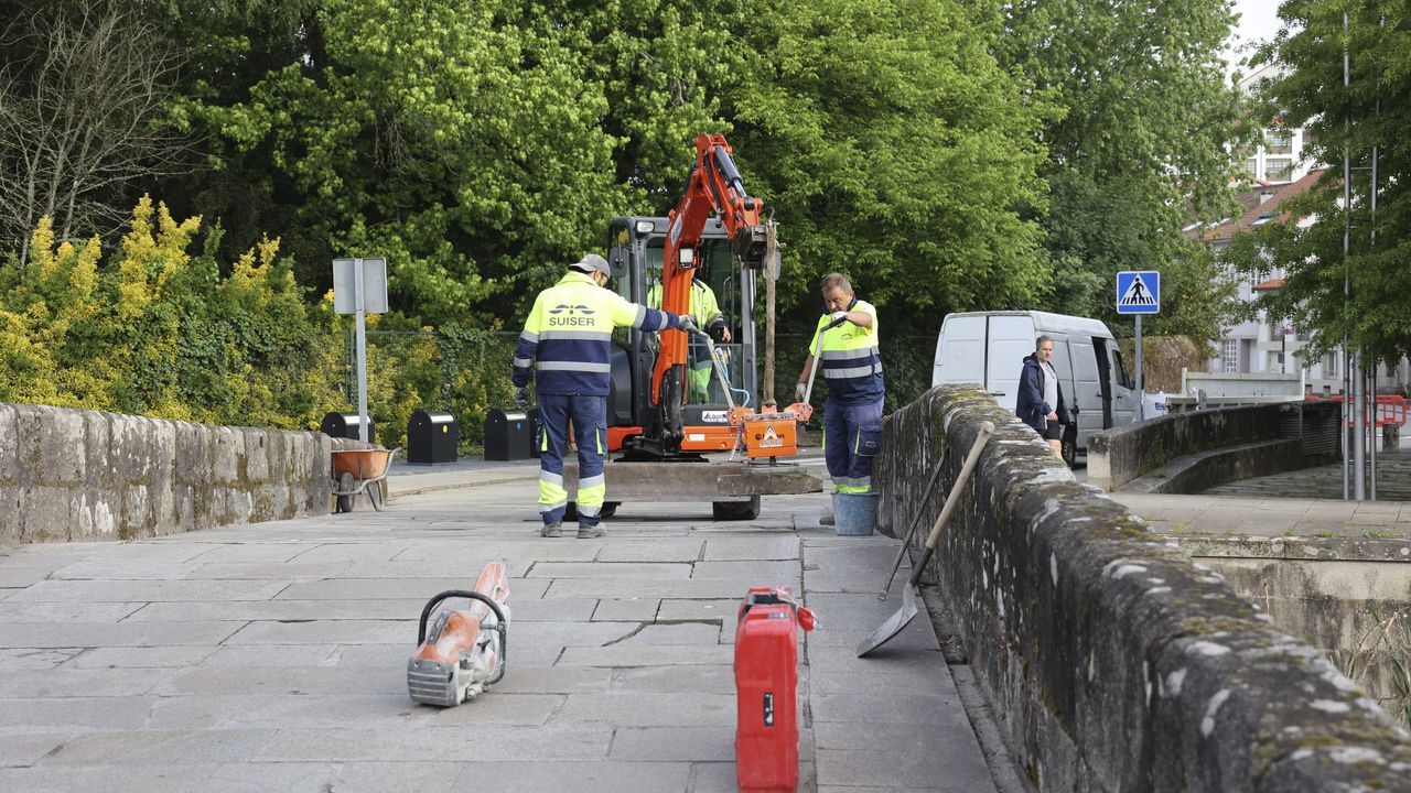 El inicio de la reparación del enlosado del puente complica el tráfico por Sar