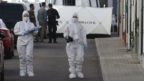 Forenses de la Guardia Civil salen de la casa de los dos hermanos detenidos en Hornachos, en la provincia de Badajoz