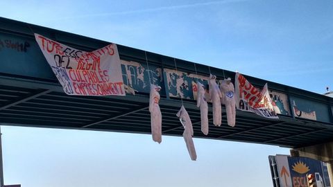 Los mu�ecos colgados en un puente en L�rida, en una fotograf�a colgada en el Twitter de In�s Arrimadas