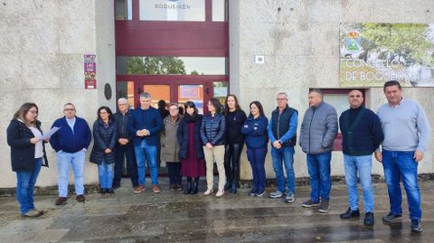En Boqueix�n se dio lectura al manifiesto institucional ante la casa consistorial