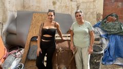 De izquierda a derecha, Isabel Torres y su madre, Isabel Solaz, en el corral asolado por las riadas y perteneciente a la segunda.