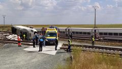 Imagen del descarrilamiento de un Alvia cerca de Zamora por la ca�da de un veh�culo a las v�as desde un paso elevado